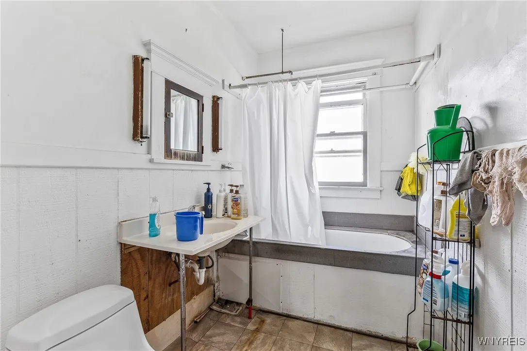 1314 East Ferry Street N, Buffalo, New York 14211, Buffalo, New York 14211, 6 Bedrooms Bedrooms, ,2 BathroomsBathrooms,Residential,For Sale,1314 East Ferry Street N, Buffalo, New York 14211,0,B1648732