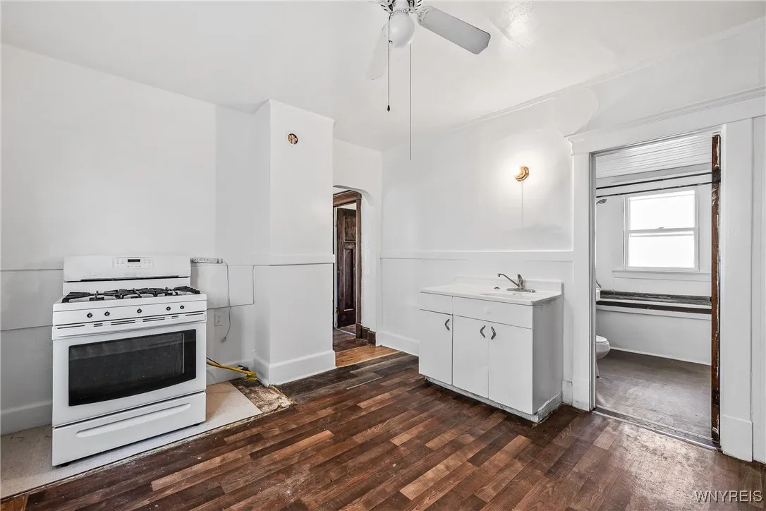 1314 East Ferry Street N, Buffalo, New York 14211, Buffalo, New York 14211, 6 Bedrooms Bedrooms, ,2 BathroomsBathrooms,Residential,For Sale,1314 East Ferry Street N, Buffalo, New York 14211,0,B1648732