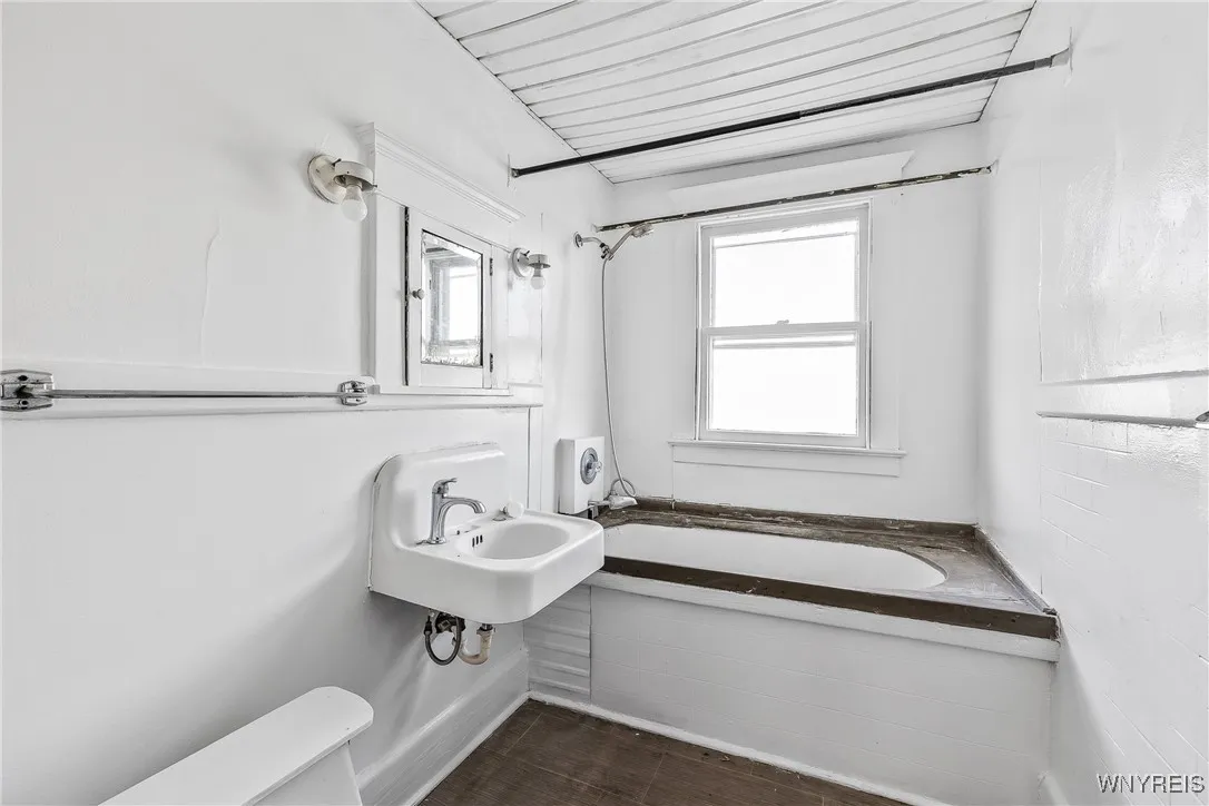 1314 East Ferry Street N, Buffalo, New York 14211, Buffalo, New York 14211, 6 Bedrooms Bedrooms, ,2 BathroomsBathrooms,Residential,For Sale,1314 East Ferry Street N, Buffalo, New York 14211,0,B1648732