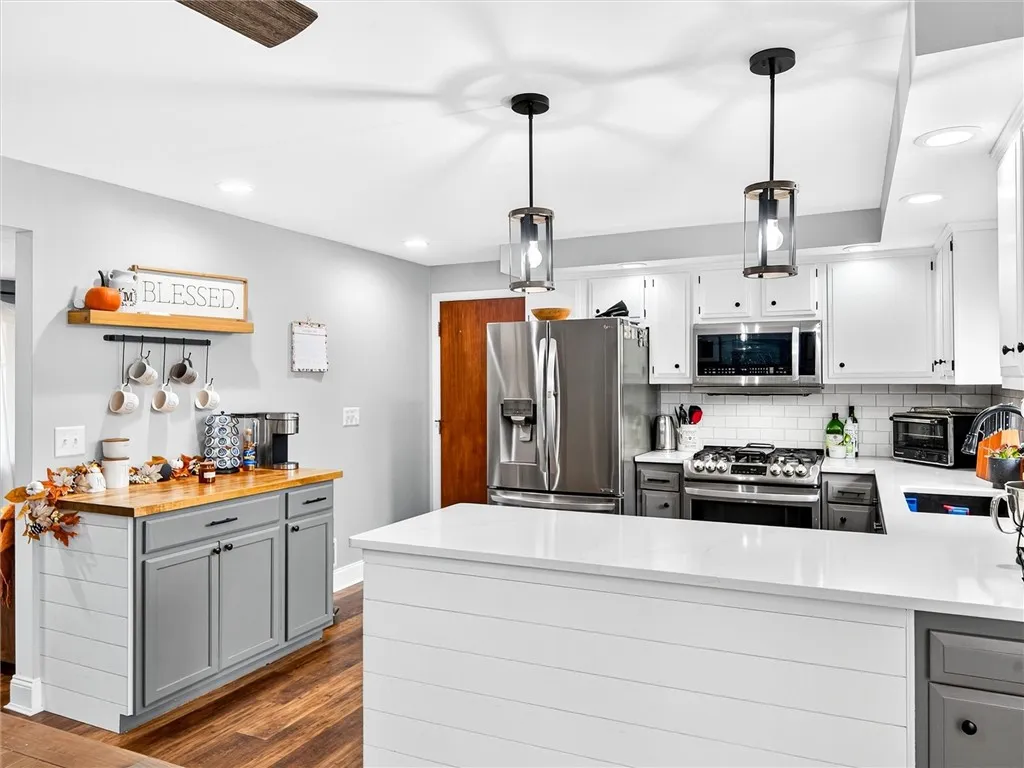 82 Nory Lane, Gates, New York 14606, Gates, New York 14606, 3 Bedrooms Bedrooms, 7 Rooms Rooms,2 BathroomsBathrooms,Residential,For Sale,82 Nory Lane, Gates, New York 14606,0,R1648755