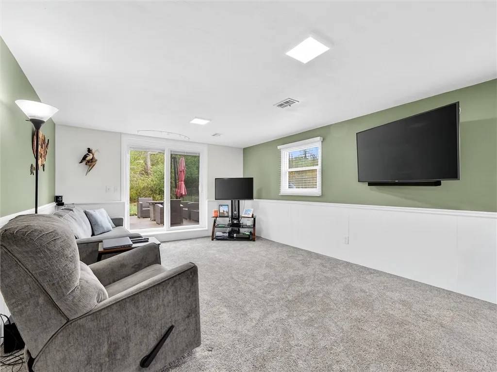 82 Nory Lane, Gates, New York 14606, Gates, New York 14606, 3 Bedrooms Bedrooms, 7 Rooms Rooms,2 BathroomsBathrooms,Residential,For Sale,82 Nory Lane, Gates, New York 14606,0,R1648755