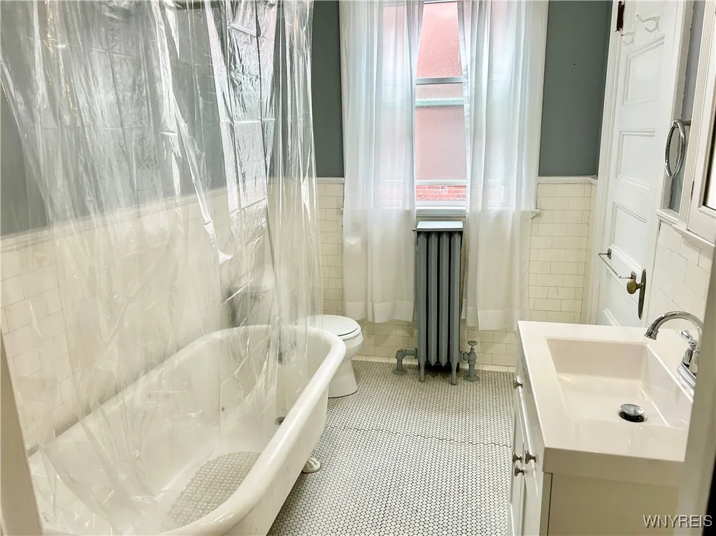 242 Bryant Street 3a, Buffalo, New York 14222, Buffalo, New York 14222, 2 Bedrooms Bedrooms, 6 Rooms Rooms,1 BathroomBathrooms,Residential Lease,For Rent,242 Bryant Street 3a, Buffalo, New York 14222,0,B1648319