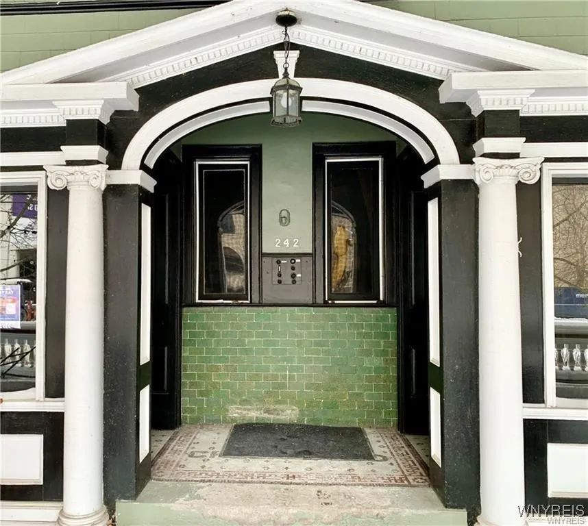 242 Bryant Street 3a, Buffalo, New York 14222, Buffalo, New York 14222, 2 Bedrooms Bedrooms, 6 Rooms Rooms,1 BathroomBathrooms,Residential Lease,For Rent,242 Bryant Street 3a, Buffalo, New York 14222,0,B1648319