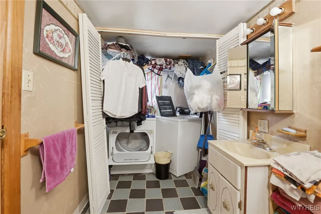 45 Crane Street, Lancaster, New York 14043, Lancaster, New York 14043, 5 Bedrooms Bedrooms, ,3 BathroomsBathrooms,Residential,For Sale,45 Crane Street, Lancaster, New York 14043,0,B1647346