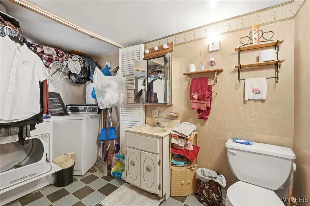 45 Crane Street, Lancaster, New York 14043, Lancaster, New York 14043, 5 Bedrooms Bedrooms, ,3 BathroomsBathrooms,Residential,For Sale,45 Crane Street, Lancaster, New York 14043,0,B1647346