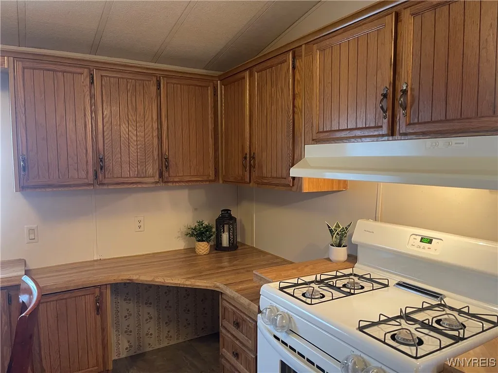 11 Melody Lane, Cheektowaga, New York 14225, Cheektowaga, New York 14225, 2 Bedrooms Bedrooms, 5 Rooms Rooms,1 BathroomBathrooms,Residential,For Sale,11 Melody Lane, Cheektowaga, New York 14225,0,B1648757