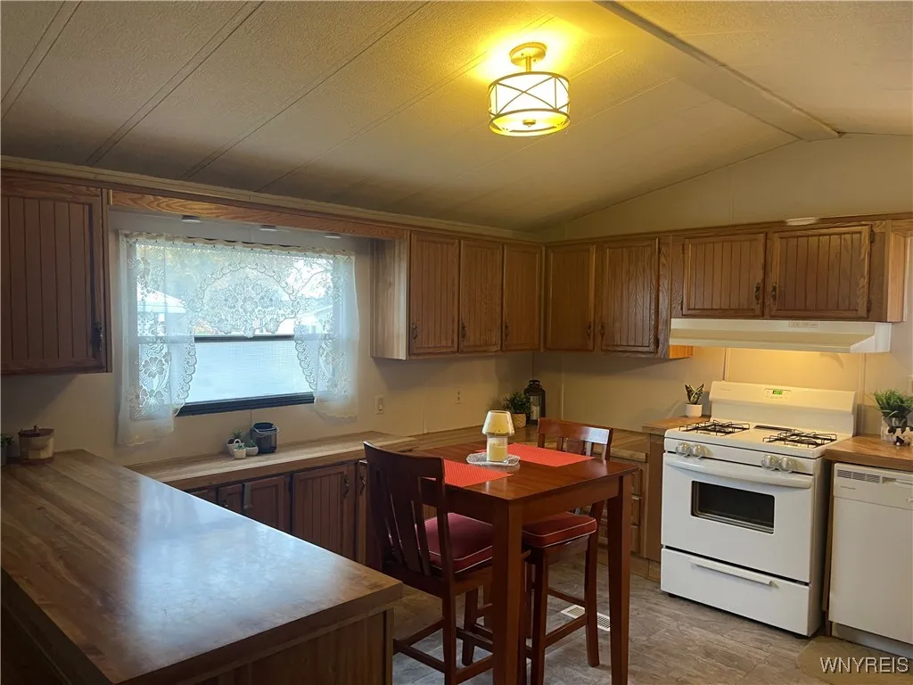 11 Melody Lane, Cheektowaga, New York 14225, Cheektowaga, New York 14225, 2 Bedrooms Bedrooms, 5 Rooms Rooms,1 BathroomBathrooms,Residential,For Sale,11 Melody Lane, Cheektowaga, New York 14225,0,B1648757