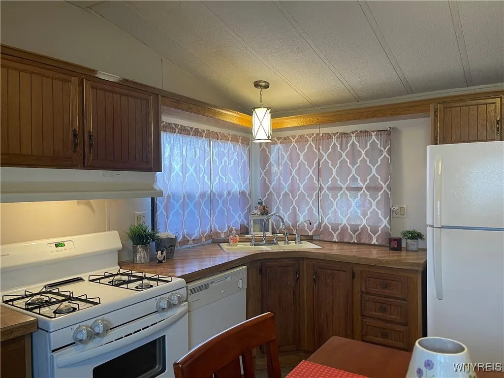 11 Melody Lane, Cheektowaga, New York 14225, Cheektowaga, New York 14225, 2 Bedrooms Bedrooms, 5 Rooms Rooms,1 BathroomBathrooms,Residential,For Sale,11 Melody Lane, Cheektowaga, New York 14225,0,B1648757