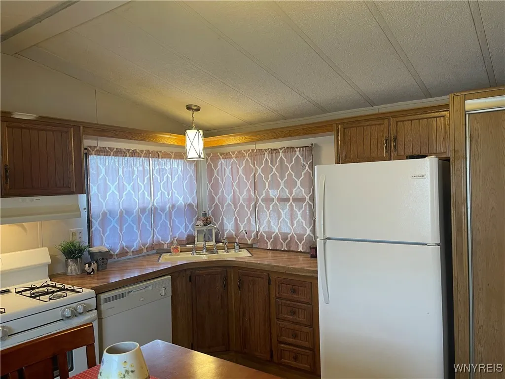 11 Melody Lane, Cheektowaga, New York 14225, Cheektowaga, New York 14225, 2 Bedrooms Bedrooms, 5 Rooms Rooms,1 BathroomBathrooms,Residential,For Sale,11 Melody Lane, Cheektowaga, New York 14225,0,B1648757