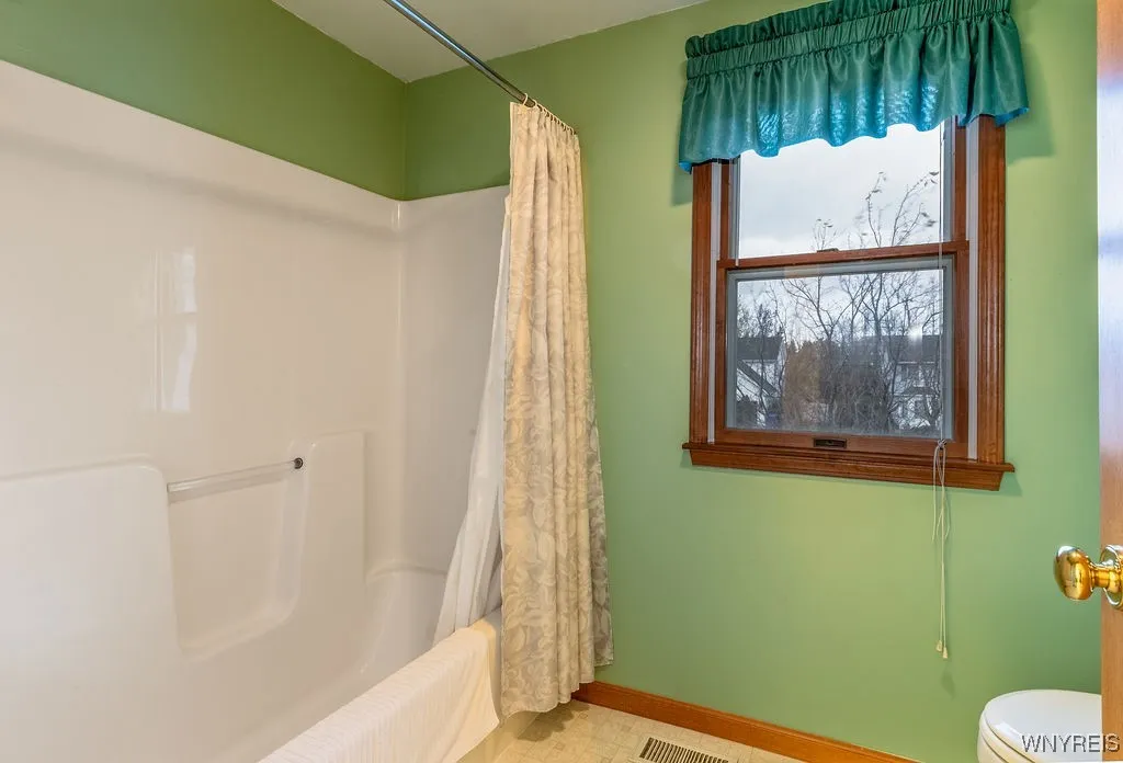 Large full bath features separate tub/toilet room