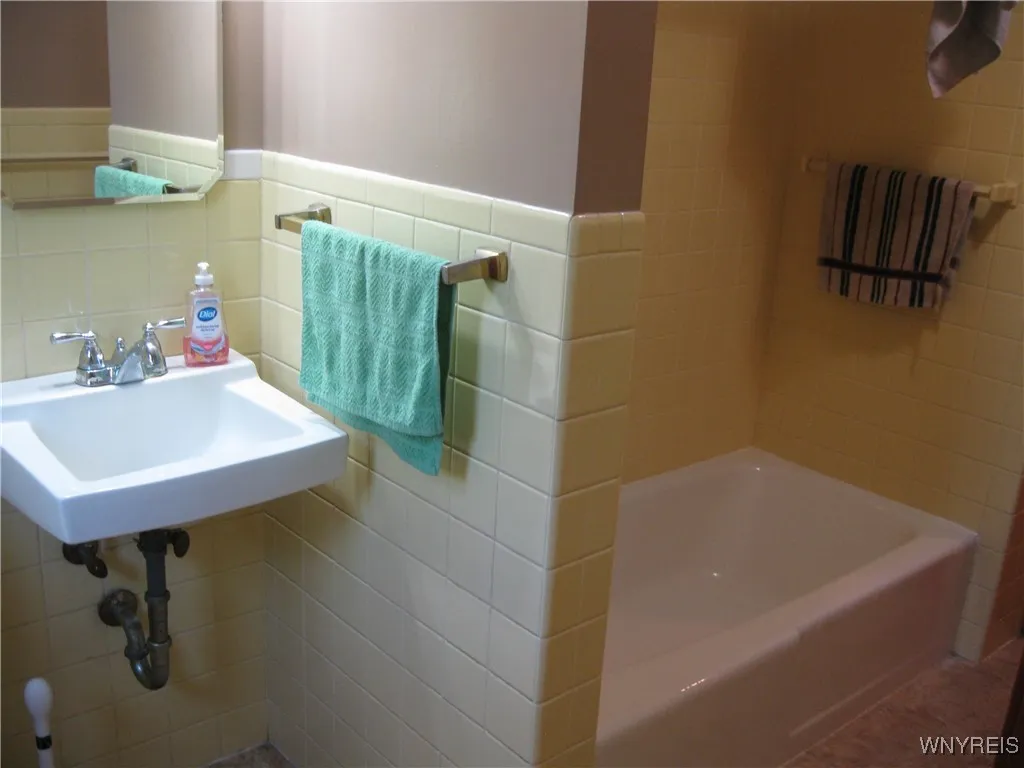 11090 Westwood Road, Alden, New York 14004, Alden, New York 14004, 3 Bedrooms Bedrooms, 7 Rooms Rooms,1 BathroomBathrooms,Residential,For Sale,11090 Westwood Road, Alden, New York 14004,0,B1648581