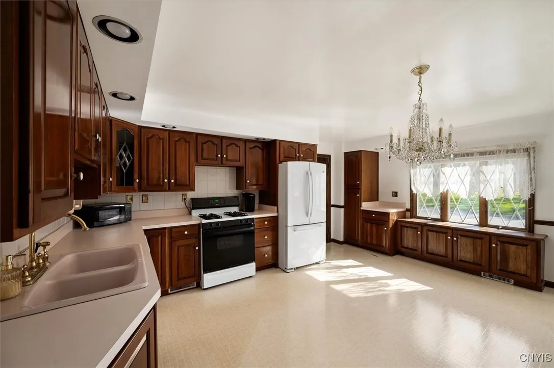 212 N Bellinger Street, Herkimer, New York 13350, Herkimer, New York 13350, 4 Bedrooms Bedrooms, 7 Rooms Rooms,1 BathroomBathrooms,Residential,For Sale,212 N Bellinger Street, Herkimer, New York 13350,0,S1647535