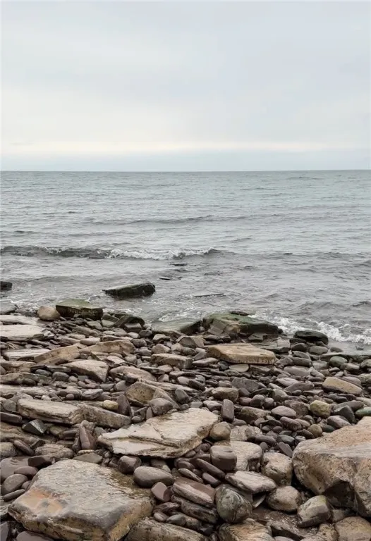  slip a kayak into Lake Ontario, cast a line, take a swim, or simply explore the shoreline. The area is well maintained, and with HOA approval, storage racks can be added for kayaks or paddleboards at the water’s edge.