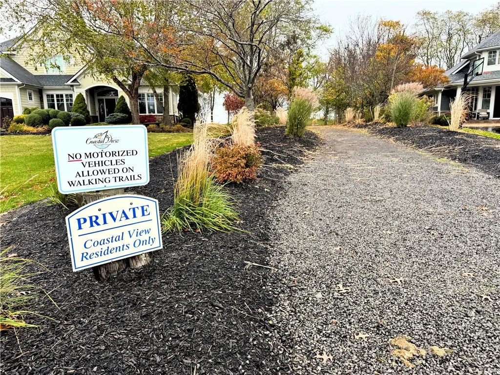 Walking trails are kept by the HOA to offer access to the Lakeshore.