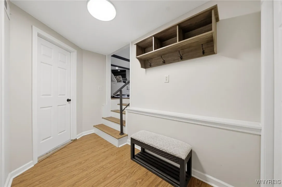 SIDE ENTRY / FOYER / MUDROOM - STAIRS TO GREAT ROOM