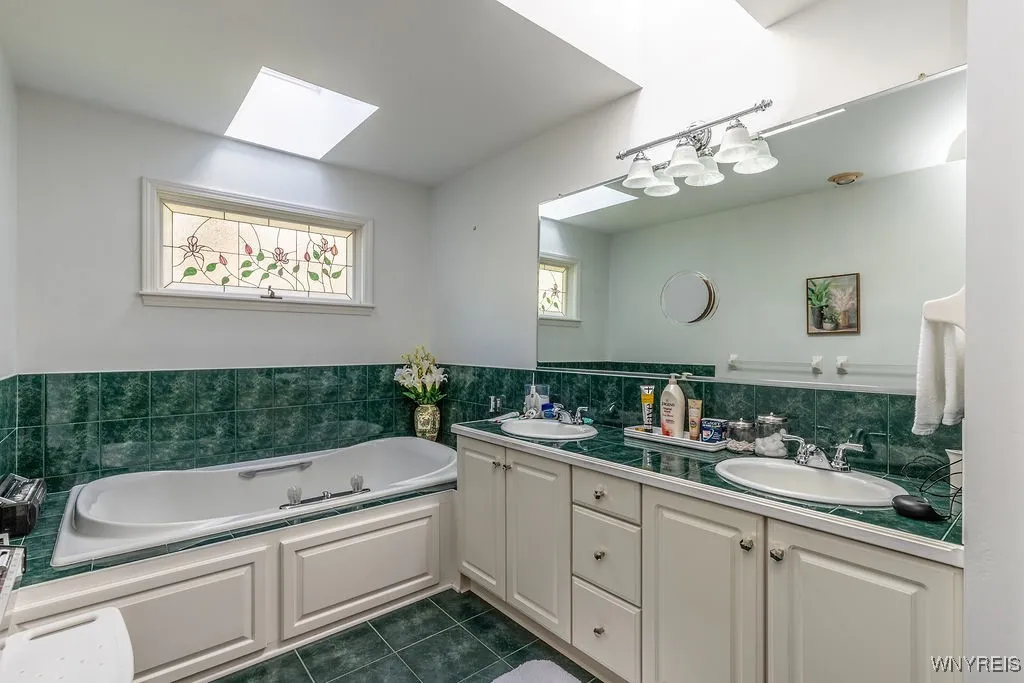 5 Hampton Hill Drive, Amherst, New York 14221, Amherst, New York 14221, 3 Bedrooms Bedrooms, 5 Rooms Rooms,2 BathroomsBathrooms,Residential,For Sale,5 Hampton Hill Drive, Amherst, New York 14221,0,B1648874