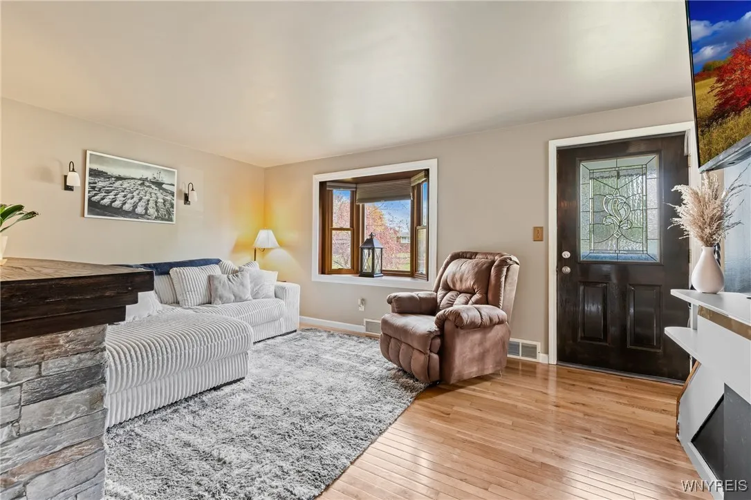 HARDWOOD FLOORS LIVING ROOM