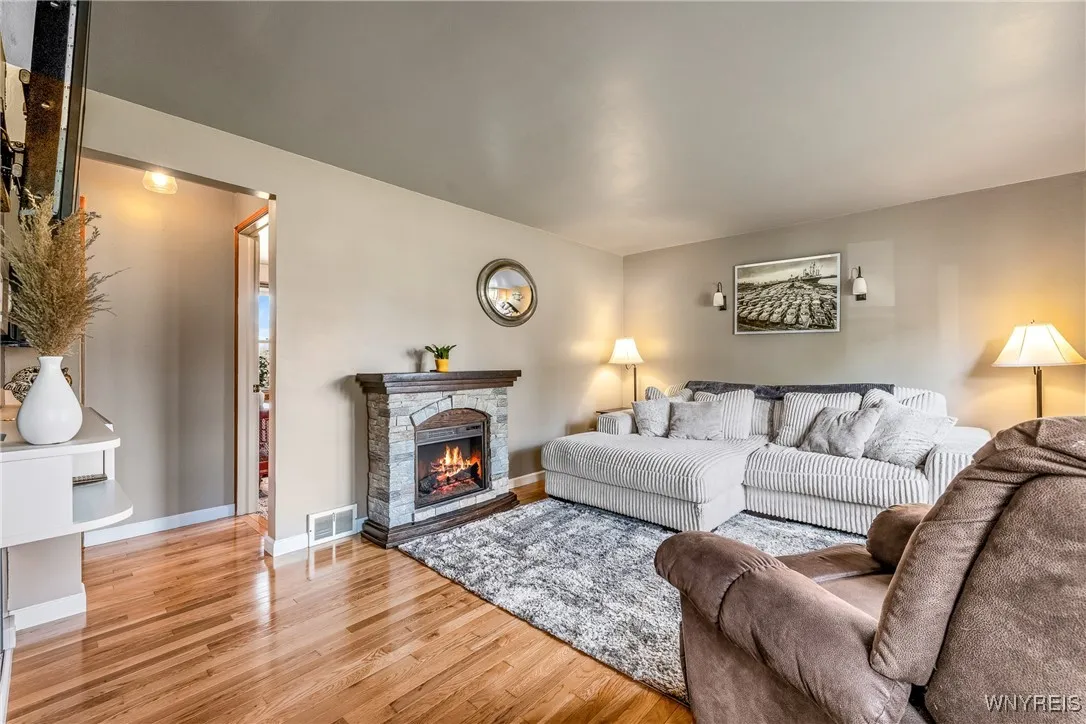 HALLWAY OFF LIVING ROOM TO BATH & 1ST FLOOR BDRM
