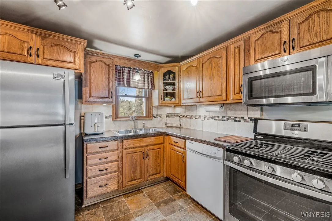 TILED BACKSPLASH WINDOW OVERLOOKING YARD