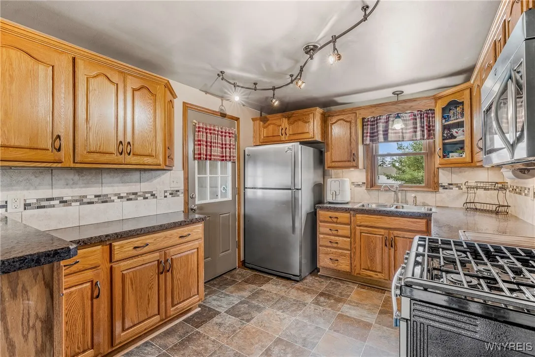 SS APPLIANCES LOTS OF CABINETS