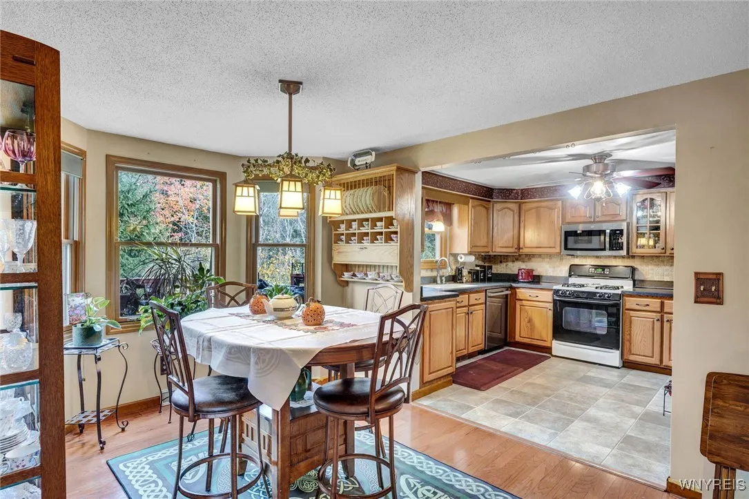 10 In The Woods Lane, West Seneca, New York 14224, West Seneca, New York 14224, 2 Bedrooms Bedrooms, 6 Rooms Rooms,1 BathroomBathrooms,Residential,For Sale,10 In The Woods Lane, West Seneca, New York 14224,0,B1648663