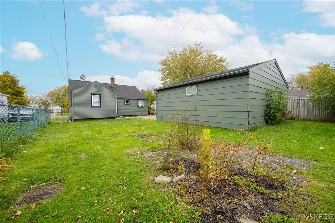 370 West Girard Boulevard, Tonawanda, New York 142, Tonawanda, New York 14217, 3 Bedrooms Bedrooms, 5 Rooms Rooms,1 BathroomBathrooms,Residential,For Sale,370 West Girard Boulevard, Tonawanda, New York 142,0,B1648668