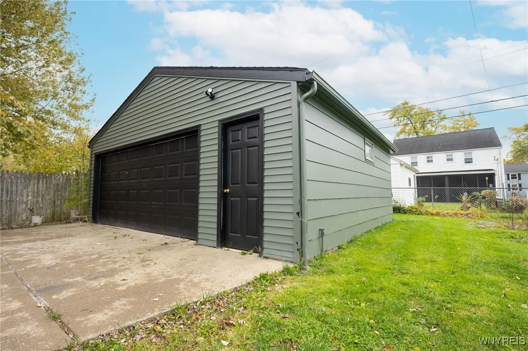 370 West Girard Boulevard, Tonawanda, New York 142, Tonawanda, New York 14217, 3 Bedrooms Bedrooms, 5 Rooms Rooms,1 BathroomBathrooms,Residential,For Sale,370 West Girard Boulevard, Tonawanda, New York 142,0,B1648668
