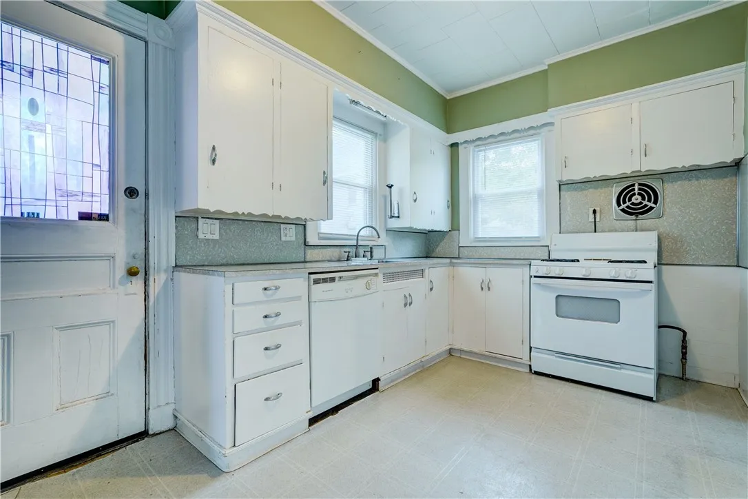 745 University Avenue Down, Rochester, New York 14, Rochester, New York 14607, 1 Bedroom Bedrooms, 5 Rooms Rooms,1 BathroomBathrooms,Residential Lease,For Rent,745 University Avenue Down, Rochester, New York 14,0,R1649137