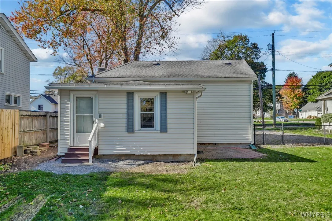 88 Prospect Street, Lockport City, New York 14094, Lockport City, New York 14094, 1 Bedroom Bedrooms, 5 Rooms Rooms,1 BathroomBathrooms,Residential,For Sale,88 Prospect Street, Lockport City, New York 14094,0,B1649106