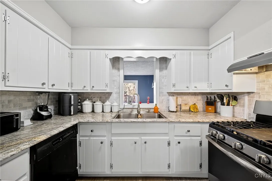 63 East Oneida Street, Oswego, New York 13126, Oswego, New York 13126, 4 Bedrooms Bedrooms, 10 Rooms Rooms,1 BathroomBathrooms,Residential,For Sale,63 East Oneida Street, Oswego, New York 13126,0,S1648541