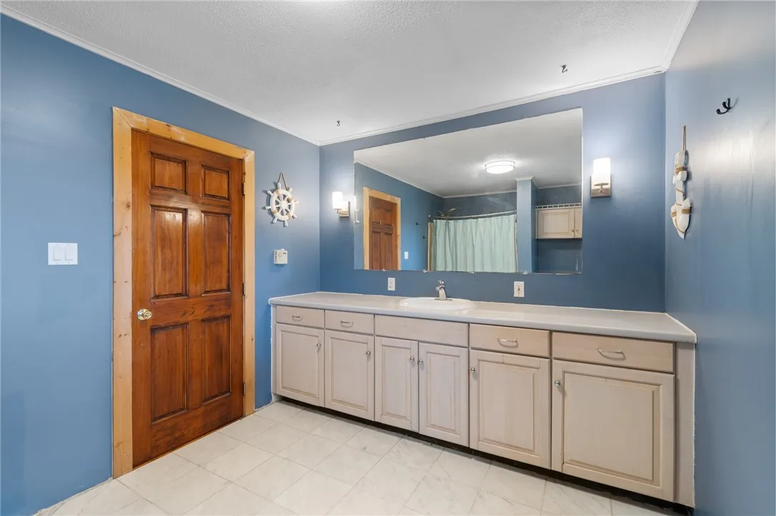 The HUGE BATHROOM - first floor!