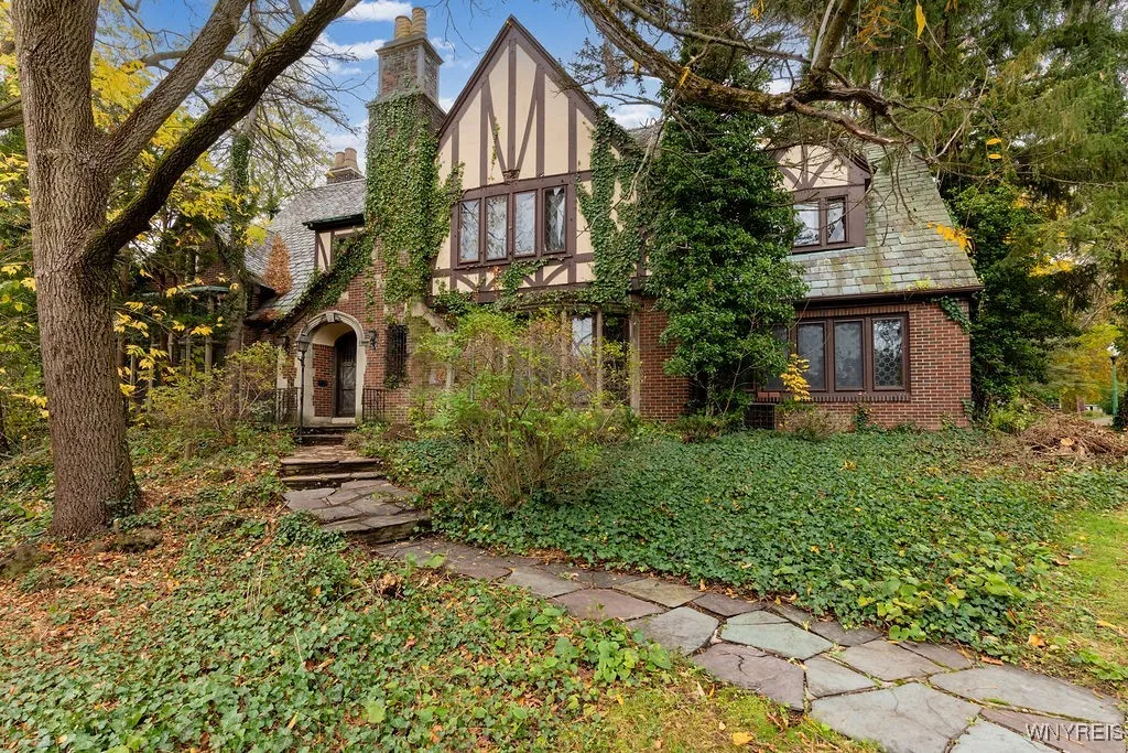 7 Audley, Amherst, New York 14226, Amherst, New York 14226, 5 Bedrooms Bedrooms, 14 Rooms Rooms,4 BathroomsBathrooms,Residential,For Sale,7 Audley, Amherst, New York 14226,0,B1647809