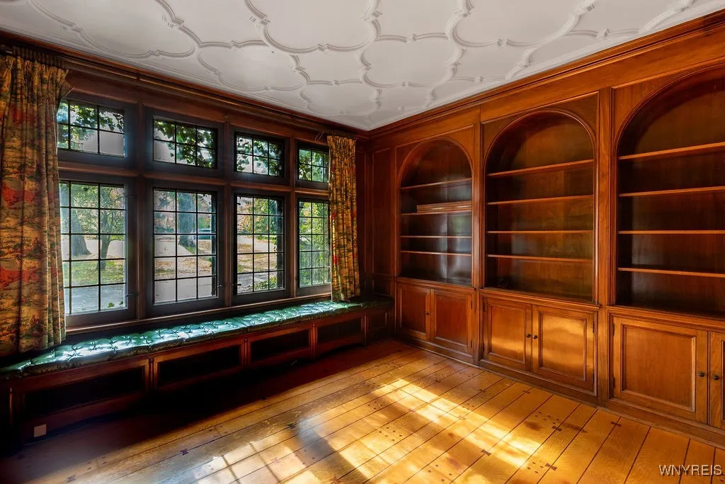 7 Audley, Amherst, New York 14226, Amherst, New York 14226, 5 Bedrooms Bedrooms, 14 Rooms Rooms,4 BathroomsBathrooms,Residential,For Sale,7 Audley, Amherst, New York 14226,0,B1647809