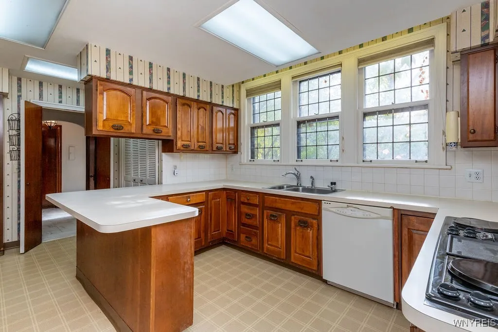 7 Audley, Amherst, New York 14226, Amherst, New York 14226, 5 Bedrooms Bedrooms, 14 Rooms Rooms,4 BathroomsBathrooms,Residential,For Sale,7 Audley, Amherst, New York 14226,0,B1647809