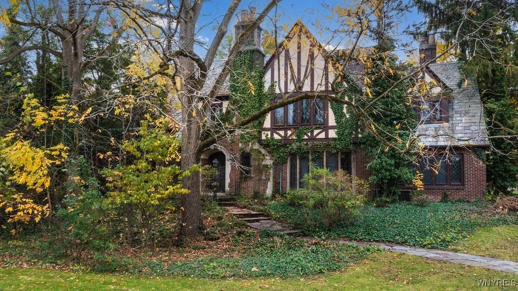 7 Audley, Amherst, New York 14226, Amherst, New York 14226, 5 Bedrooms Bedrooms, 14 Rooms Rooms,4 BathroomsBathrooms,Residential,For Sale,7 Audley, Amherst, New York 14226,0,B1647809