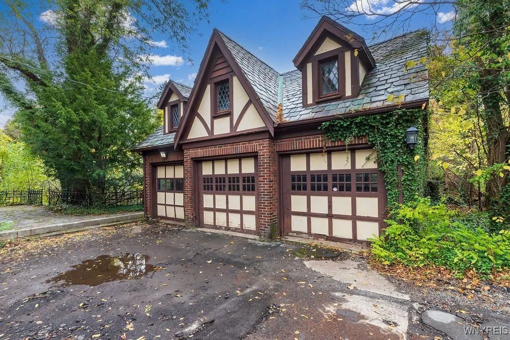 7 Audley, Amherst, New York 14226, Amherst, New York 14226, 5 Bedrooms Bedrooms, 14 Rooms Rooms,4 BathroomsBathrooms,Residential,For Sale,7 Audley, Amherst, New York 14226,0,B1647809