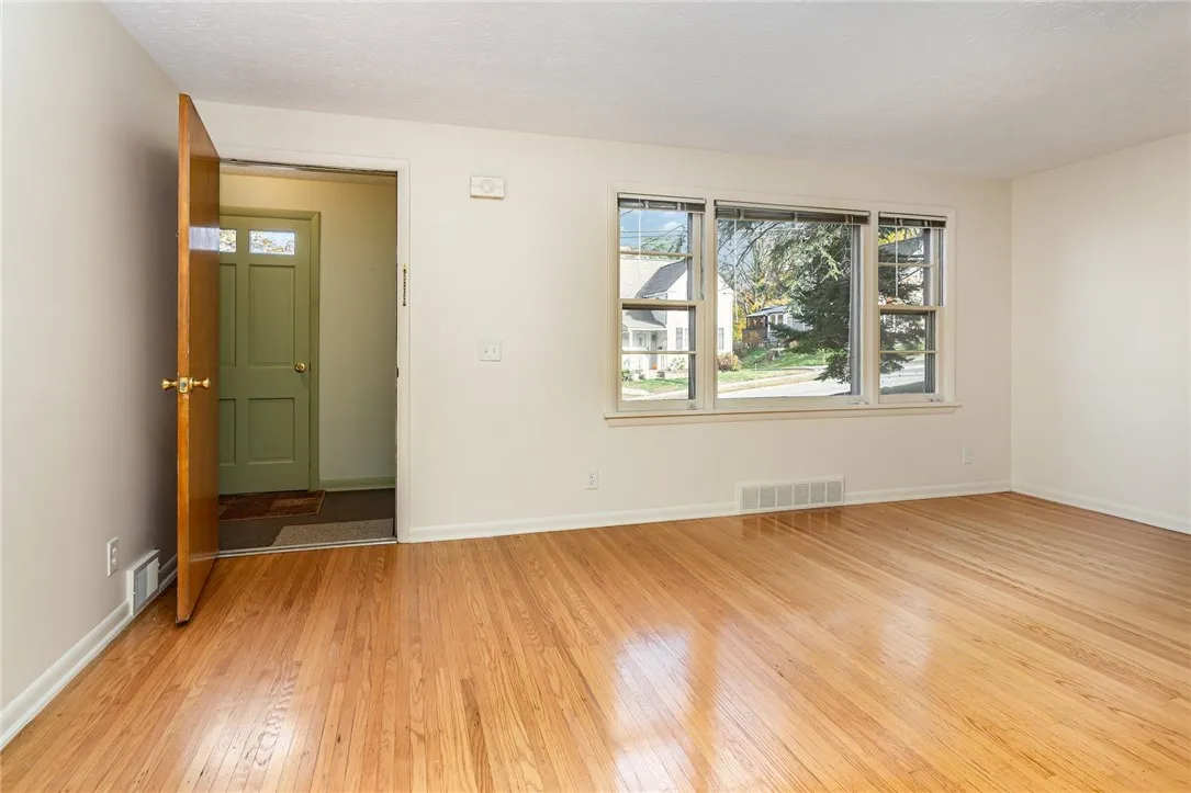 16 Summit Street, Perinton, New York 14450, Perinton, New York 14450, 2 Bedrooms Bedrooms, 4 Rooms Rooms,1 BathroomBathrooms,Residential Lease,For Rent,16 Summit Street, Perinton, New York 14450,0,R1648035