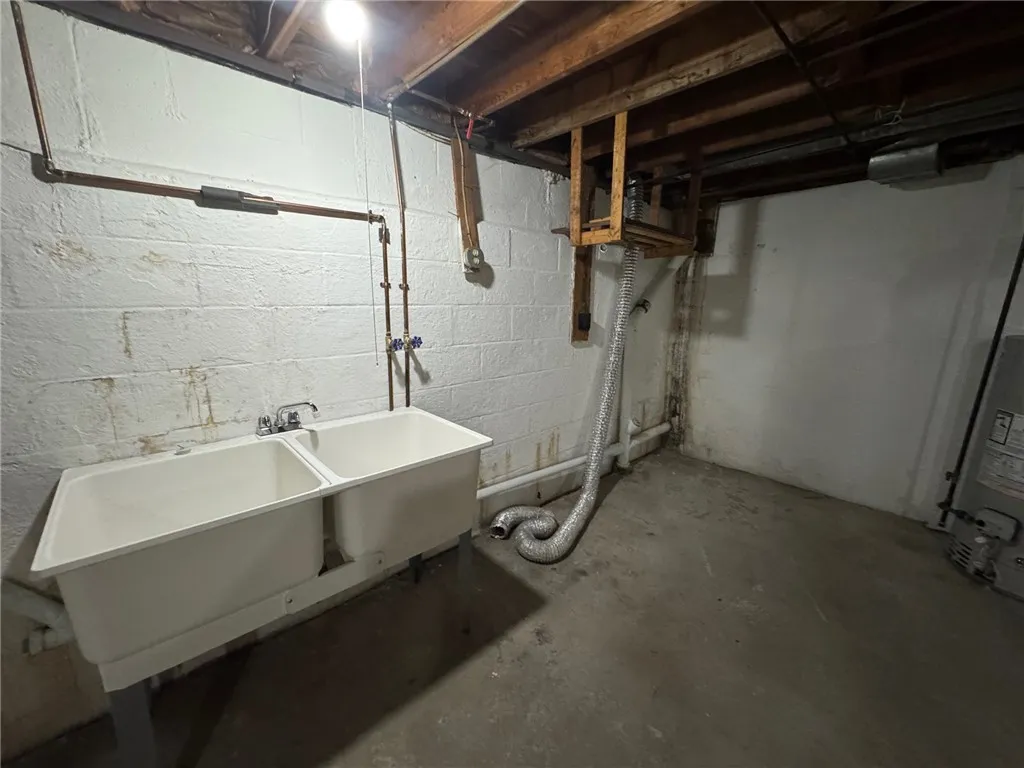 16 Summit Street, Perinton, New York 14450, Perinton, New York 14450, 2 Bedrooms Bedrooms, 4 Rooms Rooms,1 BathroomBathrooms,Residential Lease,For Rent,16 Summit Street, Perinton, New York 14450,0,R1648035