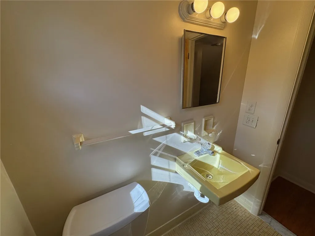 16 Summit Street, Perinton, New York 14450, Perinton, New York 14450, 2 Bedrooms Bedrooms, 4 Rooms Rooms,1 BathroomBathrooms,Residential Lease,For Rent,16 Summit Street, Perinton, New York 14450,0,R1648035