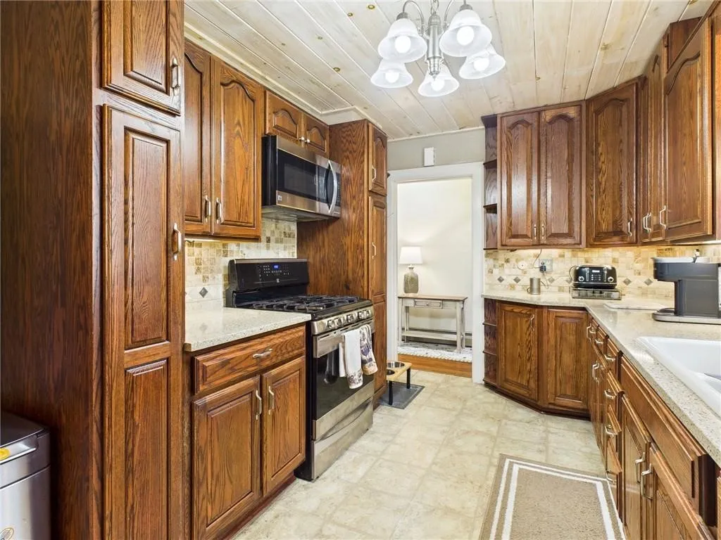 2 Abbott Road, Bradford City, Pennsylvania 16701, Bradford City, Pennsylvania 16701, 3 Bedrooms Bedrooms, 6 Rooms Rooms,1 BathroomBathrooms,Residential,For Sale,2 Abbott Road, Bradford City, Pennsylvania 16701,0,R1648705