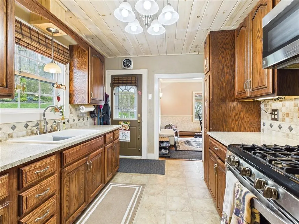 2 Abbott Road, Bradford City, Pennsylvania 16701, Bradford City, Pennsylvania 16701, 3 Bedrooms Bedrooms, 6 Rooms Rooms,1 BathroomBathrooms,Residential,For Sale,2 Abbott Road, Bradford City, Pennsylvania 16701,0,R1648705