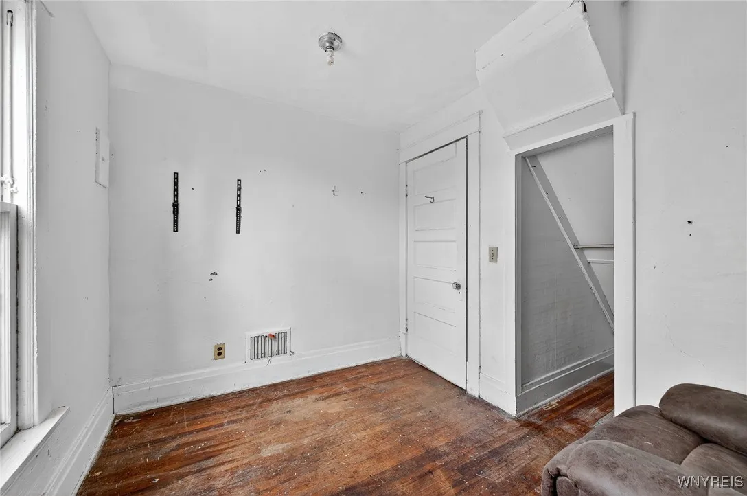 161 77th Street, Niagara Falls, New York 14304, Niagara Falls, New York 14304, 3 Bedrooms Bedrooms, 8 Rooms Rooms,1 BathroomBathrooms,Residential,For Sale,161 77th Street, Niagara Falls, New York 14304,0,B1648673