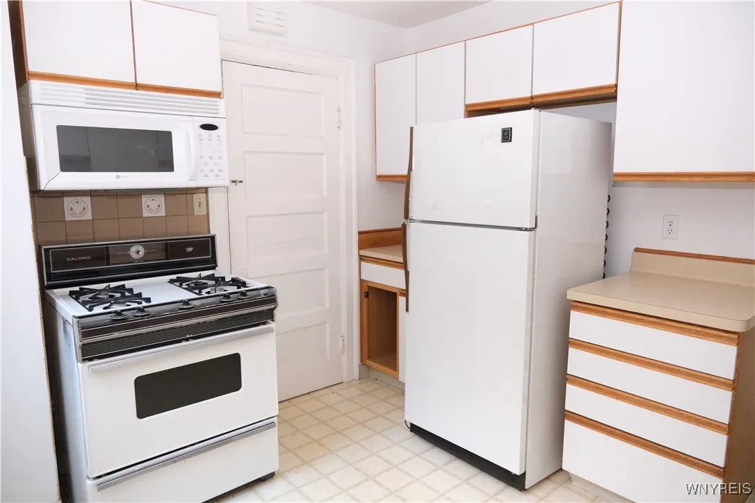 356 Woodward Avenue, Buffalo, New York 14214, Buffalo, New York 14214, 3 Bedrooms Bedrooms, 6 Rooms Rooms,1 BathroomBathrooms,Residential Lease,For Rent,356 Woodward Avenue, Buffalo, New York 14214,0,B1649098