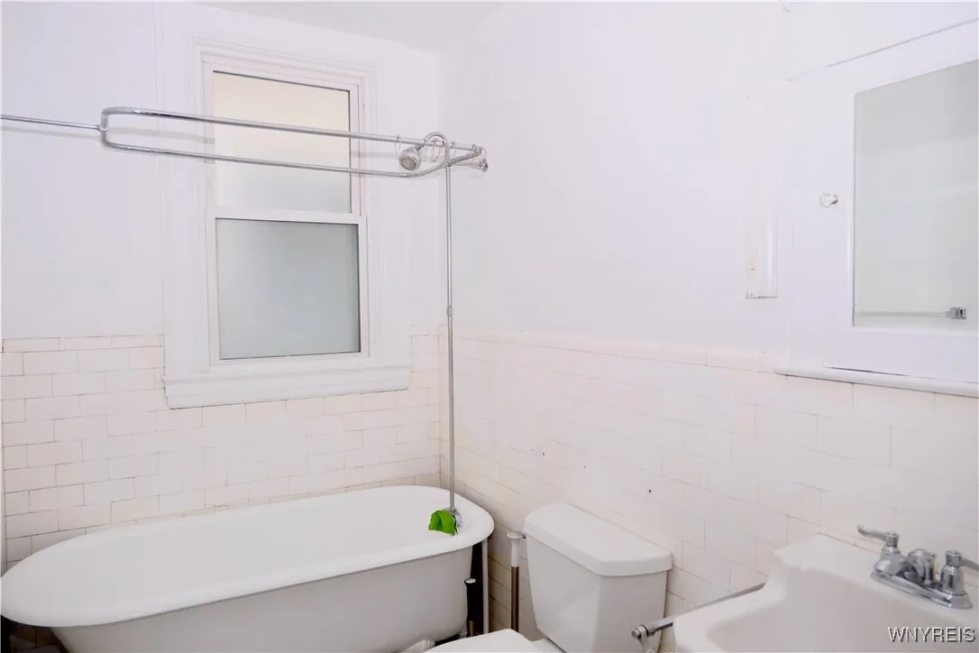 356 Woodward Avenue, Buffalo, New York 14214, Buffalo, New York 14214, 3 Bedrooms Bedrooms, 6 Rooms Rooms,1 BathroomBathrooms,Residential Lease,For Rent,356 Woodward Avenue, Buffalo, New York 14214,0,B1649098