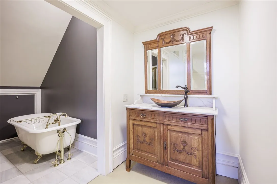 901 East Avenue D, Rochester, New York 14607, Rochester, New York 14607, 2 Bedrooms Bedrooms, 5 Rooms Rooms,2 BathroomsBathrooms,Residential Lease,For Rent,901 East Avenue D, Rochester, New York 14607,0,R1649270