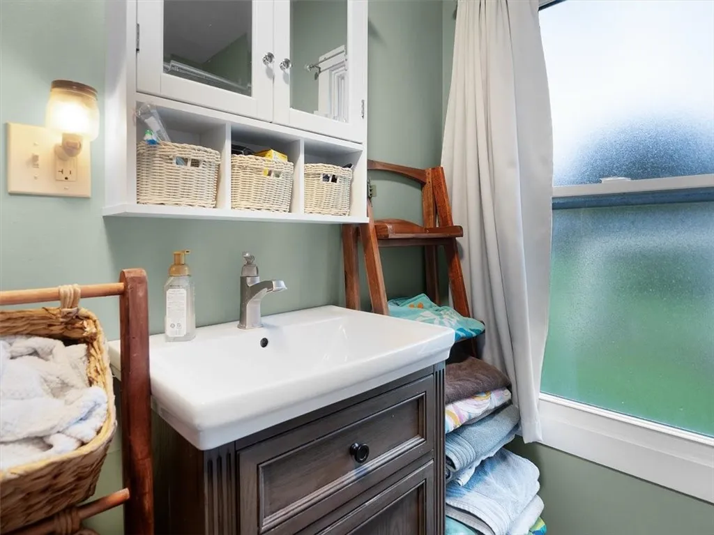 182 Lock Street, Galen, New York 14433, Galen, New York 14433, 3 Bedrooms Bedrooms, 6 Rooms Rooms,1 BathroomBathrooms,Residential,For Sale,182 Lock Street, Galen, New York 14433,0,R1649290