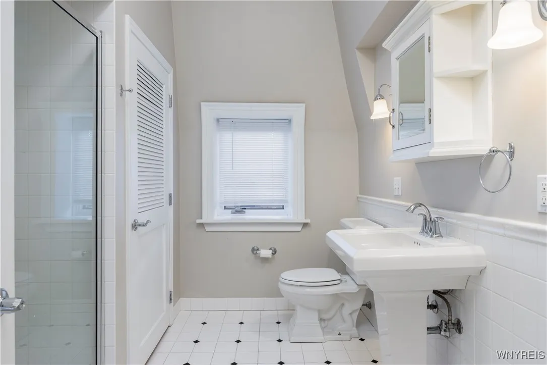 414 Franklin Street 3, Buffalo, New York 14202, Buffalo, New York 14202, 1 Bedroom Bedrooms, 4 Rooms Rooms,1 BathroomBathrooms,Residential Lease,For Rent,414 Franklin Street 3, Buffalo, New York 14202,0,B1649261