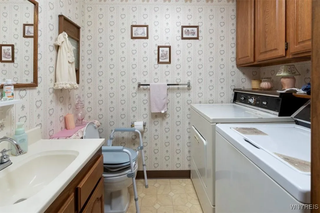 188 Heritage Farm Road, West Seneca, New York 1421, West Seneca, New York 14218, 4 Bedrooms Bedrooms, 9 Rooms Rooms,2 BathroomsBathrooms,Residential,For Sale,188 Heritage Farm Road, West Seneca, New York 1421,0,B1649171