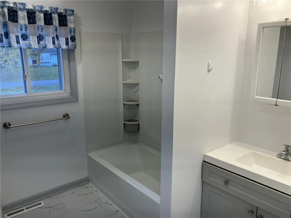46 Sienna Drive, Henrietta, New York 14623, Henrietta, New York 14623, 3 Bedrooms Bedrooms, 5 Rooms Rooms,1 BathroomBathrooms,Residential Lease,For Rent,46 Sienna Drive, Henrietta, New York 14623,0,R1649359