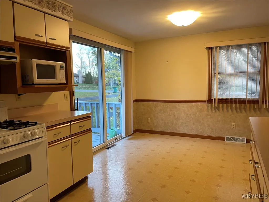 6072 Thornwood Drive, Boston, New York 14075, Boston, New York 14075, 4 Bedrooms Bedrooms, ,3 BathroomsBathrooms,Residential,For Sale,6072 Thornwood Drive, Boston, New York 14075,0,B1649141